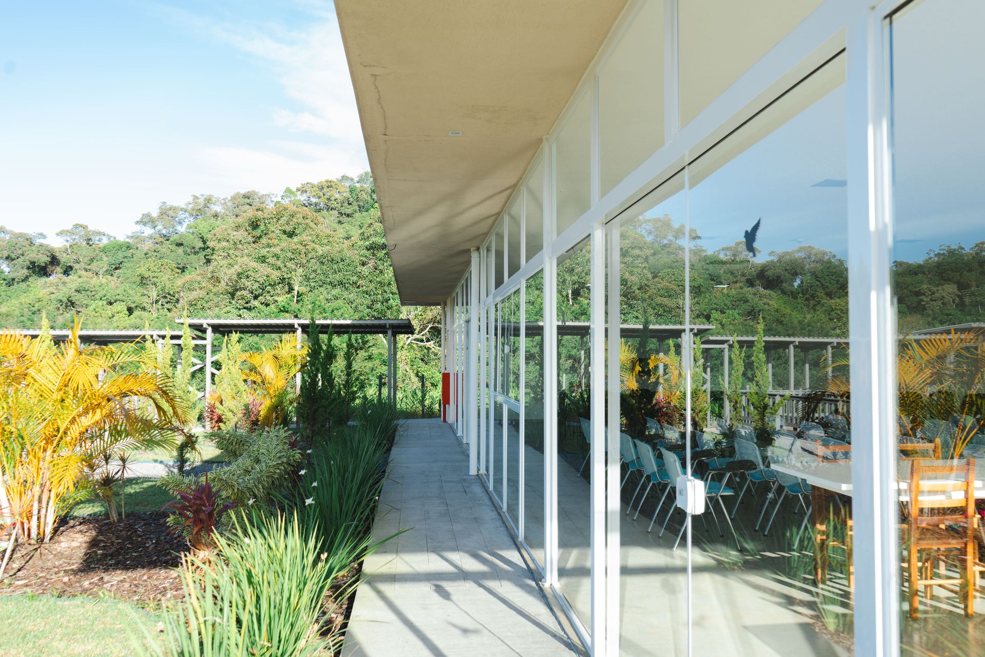Varanda com jardins e área de convívio