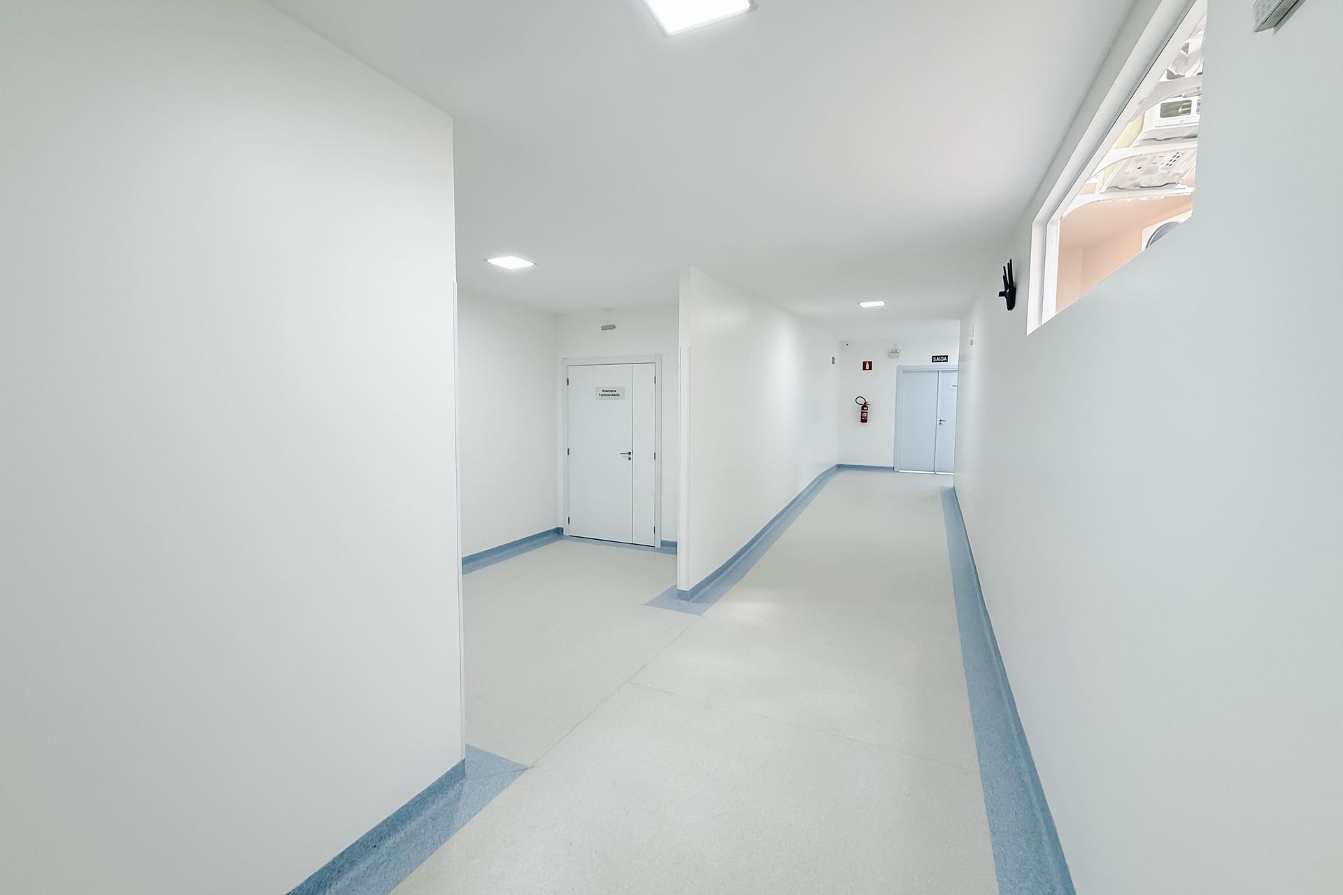 Corredor interno do hospital, claro e tranquilo