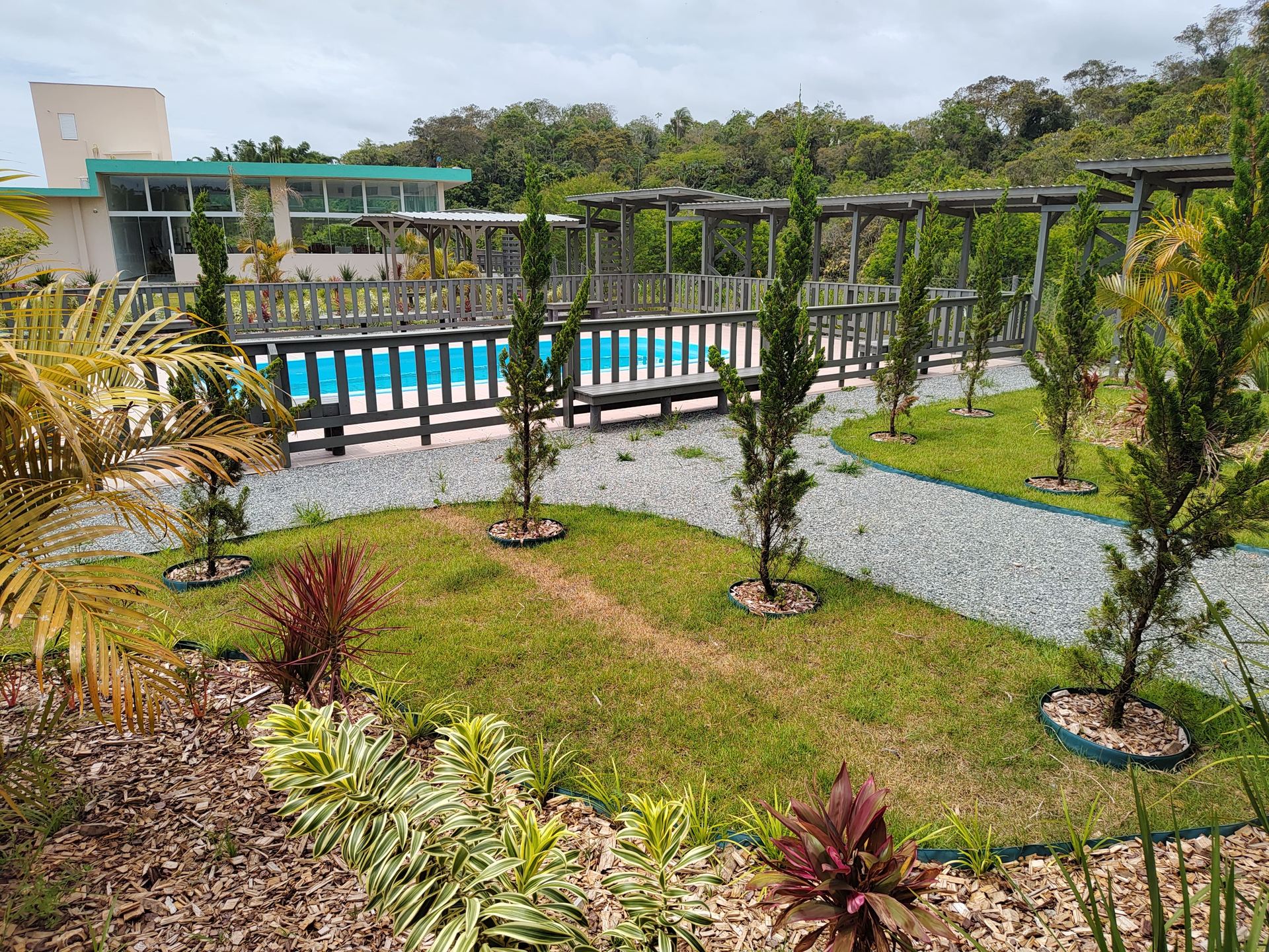 Piscina e área externa de lazer
