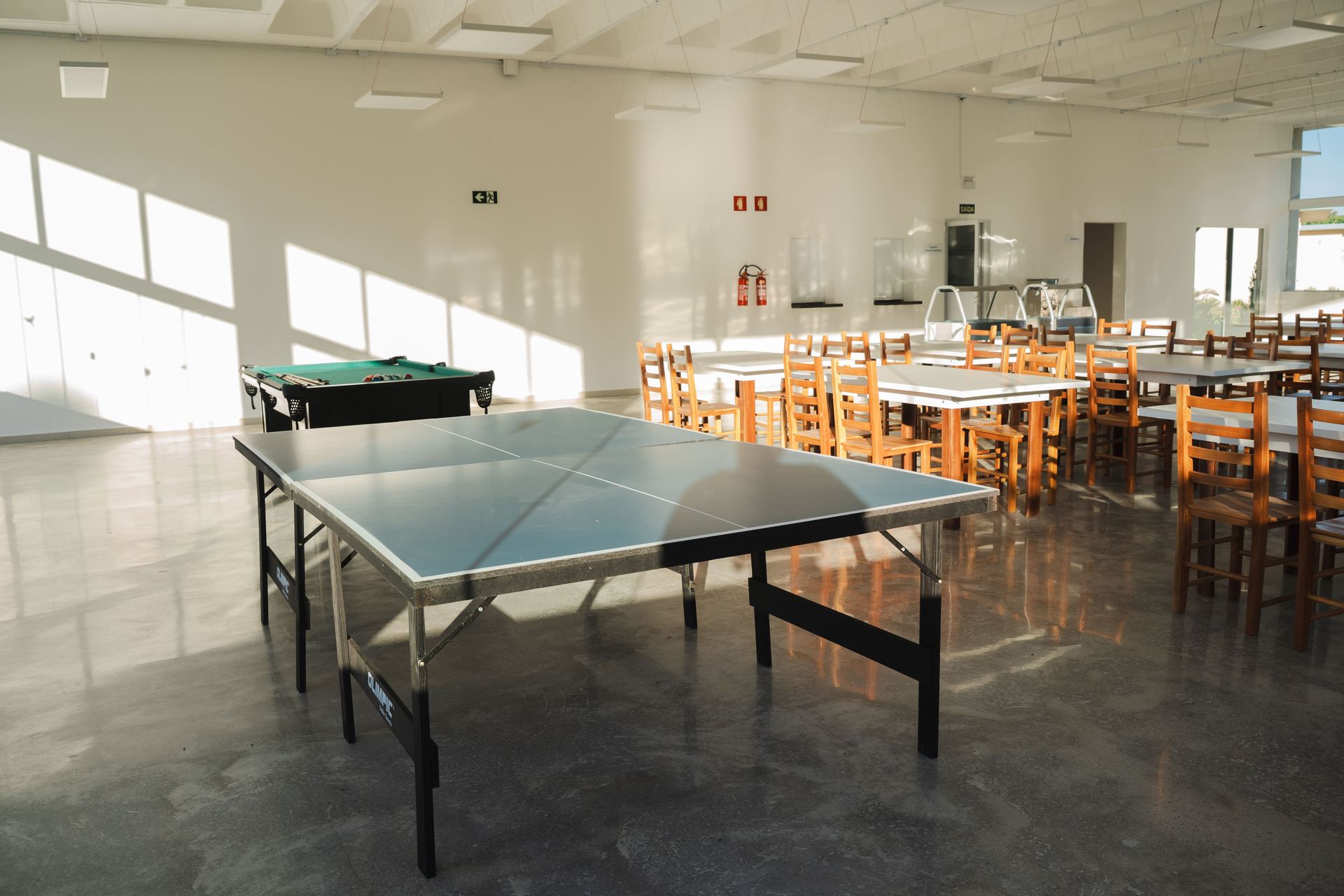 Área de lazer com mesa de sinuca e ping-pong