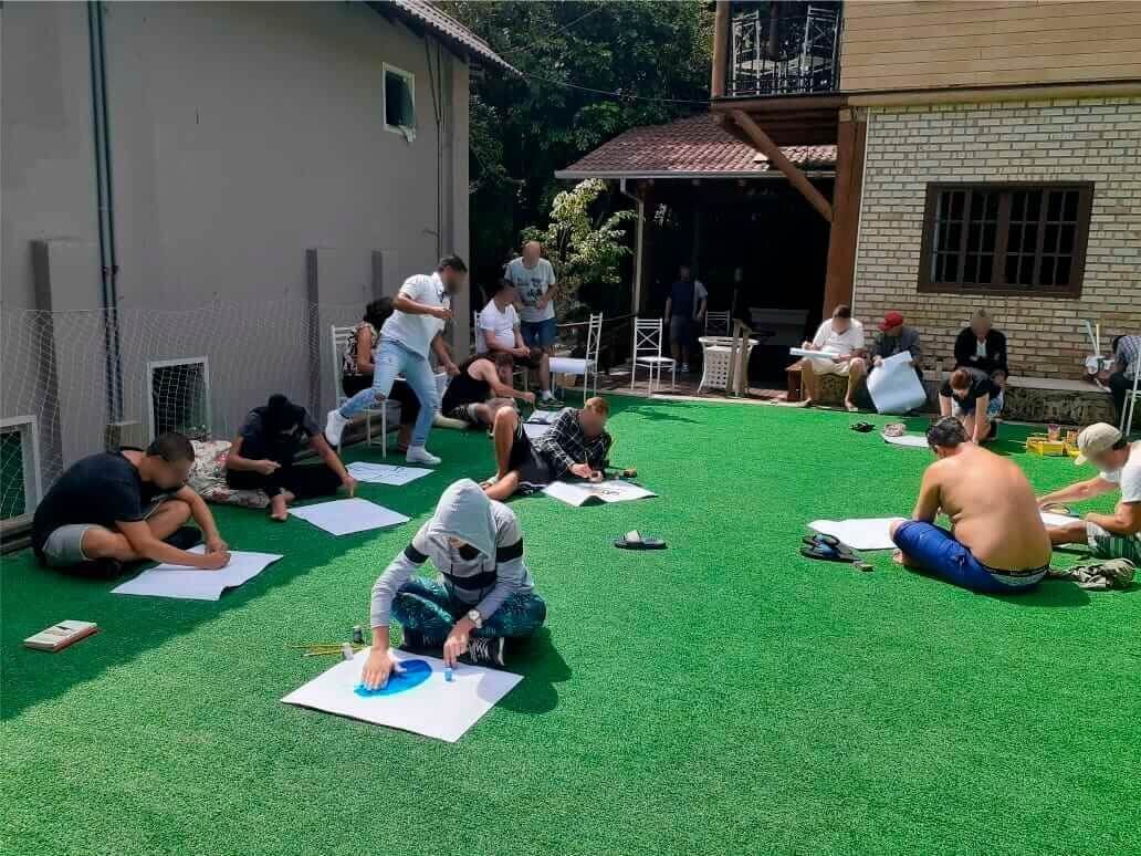 Atividades terapêuticas em grupo ao ar livre na unidade Penha