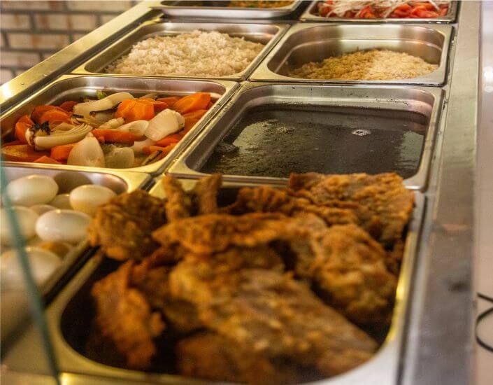 Refeitório com opções variadas de alimentação na unidade Penha